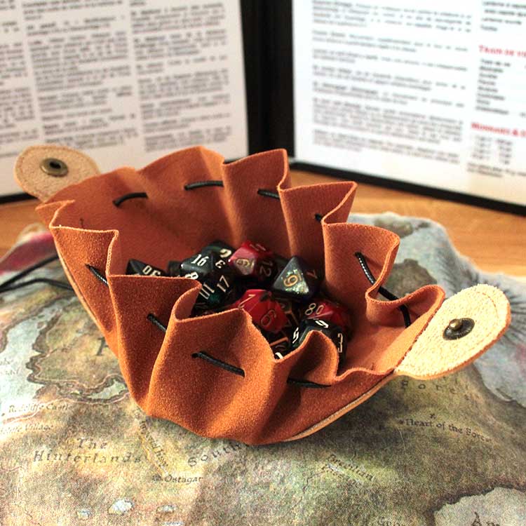 Dice Cup Lot De 5 Gobelets à Dés En Cuir PU Premium + 25 Dés + Étui De Transport Magnétique – Idéal Farkle, Yahtzee, Jeux De Dés